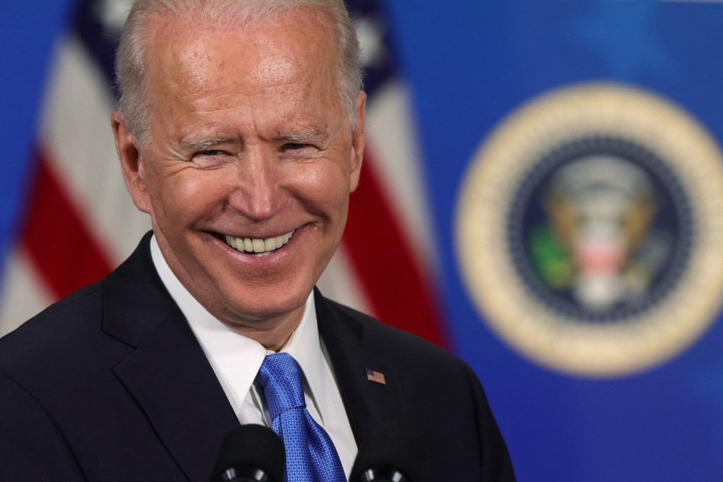 Biden salue une «victoire historique» après l'adoption de son plan de relance