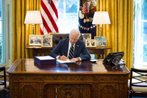 Biden signe le plan de relance et avance des «raisons d'espérer»