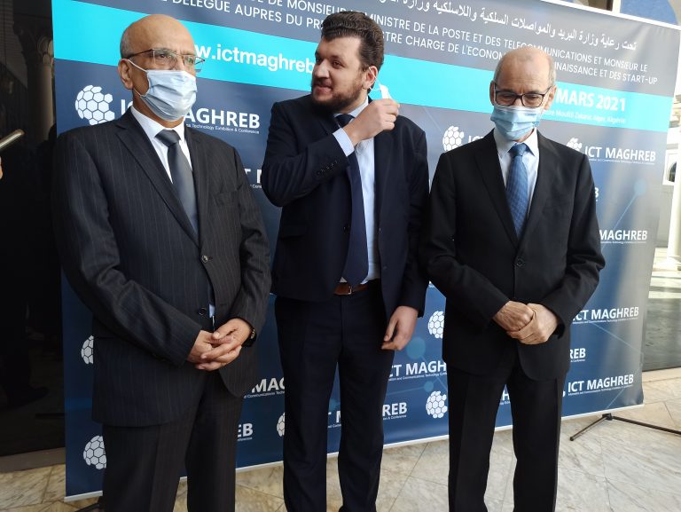 Abderezak Henni, secrétaire général du ministère des Postes et des Télécommunications; Yacine Oualid, ministre délégué chargé de l’économie de la connaissance et des start-up; Hocine Cherhabil, ministre de la Numérisation et des Statistiques (de g. à d.).