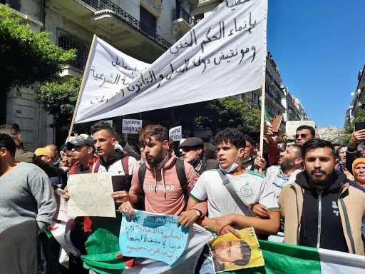 Des centaines d’Algériens ont manifesté ce mardi dans les rues d’Alger. (photo Sarah Benali Cherif)