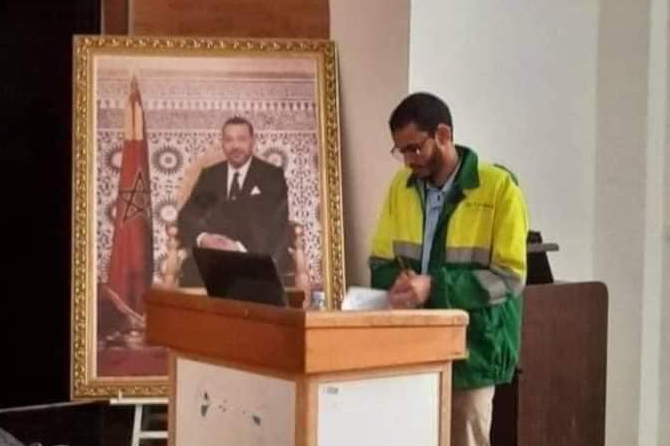 Au Maroc, un doctorant soutient sa thèse en tenue d'éboueur