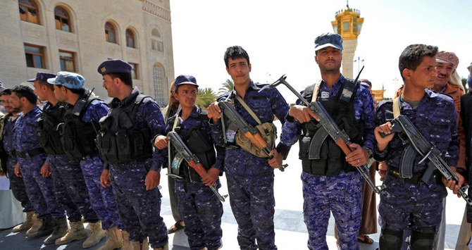 Sous la pression internationale croissante, les Houthis ont accusé 11 policiers d'avoir lancé les engins explosifs qui ont déclenché l'incendie. (Photo, AFP)