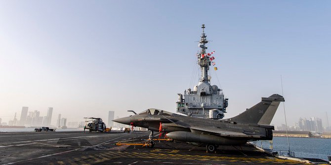 Le porte-avions français Charles de Gaulle en escale à Abou Dhabi