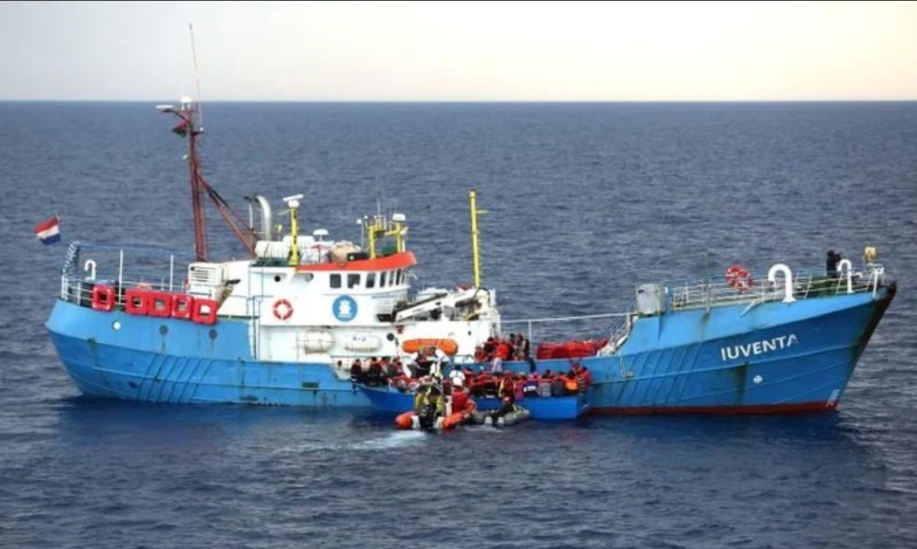 Des migrants sont secourus par le navire Iuventa de l’ONG allemande Jugend Rettet en mer Méditerranée au large de la Libye, le 18 juin 2017. (Reuters)
