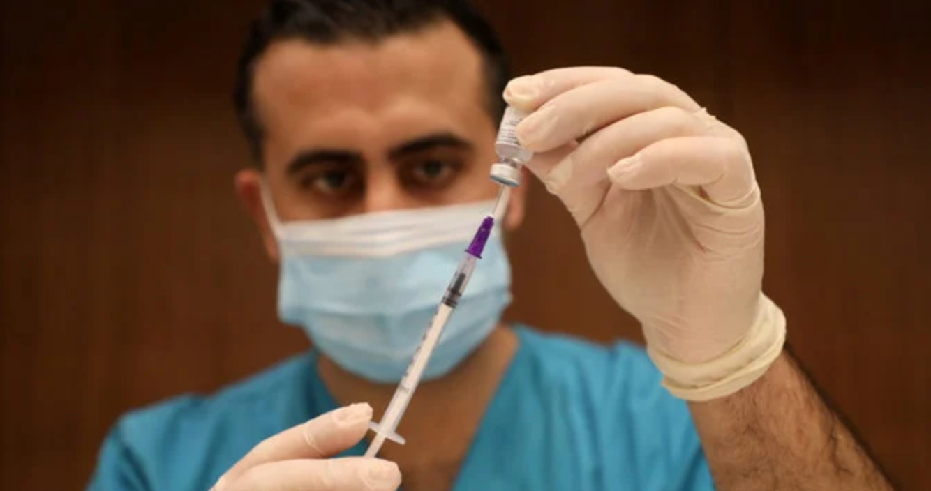 Un juge a ordonné au ministère libanais de la Santé de vacciner un homme de 80 ans contre le COVID-19 après avoir constaté que des membres du Parlement avaient reçu le vaccin en priorité sans raison valable. (Reuters)