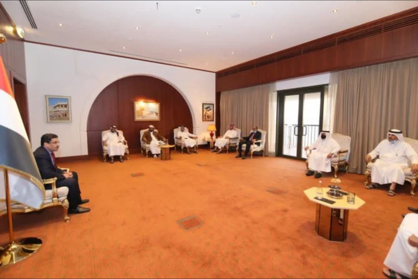 Le ministre yéménite des Affaires étrangères, Ahmed Awad ben Moubarak, et son homologue qatari, cheikh Mohammed ben Abdelrahman, mènent des discussions dans la capitale du Qatar, Doha, le dimanche 7 mars 2021. (Ministère yéménite des Affaires étrangères)