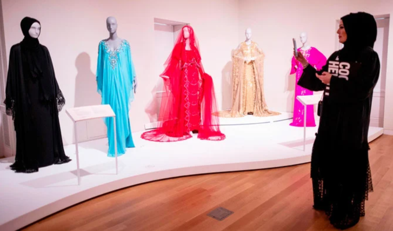 L'exposition veut explorer les différentes manières d’adopter et d’exprimer le style chez les femmes musulmanes. (AFP)