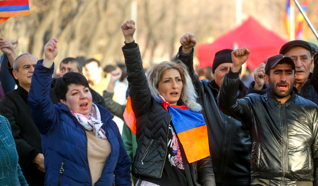 Le mercredi 3 mars 2021, à Erevan, en Arménie, des manifestants de l'opposition lancent des slogans antigouvernementaux alors qu'ils se rassemblent pour faire pression sur le Premier ministre arménien, Nikol Pashinyan, afin qu'il démissionne. (AP)