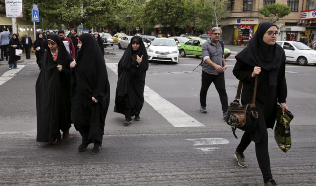 Des piétons traversent une rue de Téhéran, en Iran. (Photo AP/Archive)
