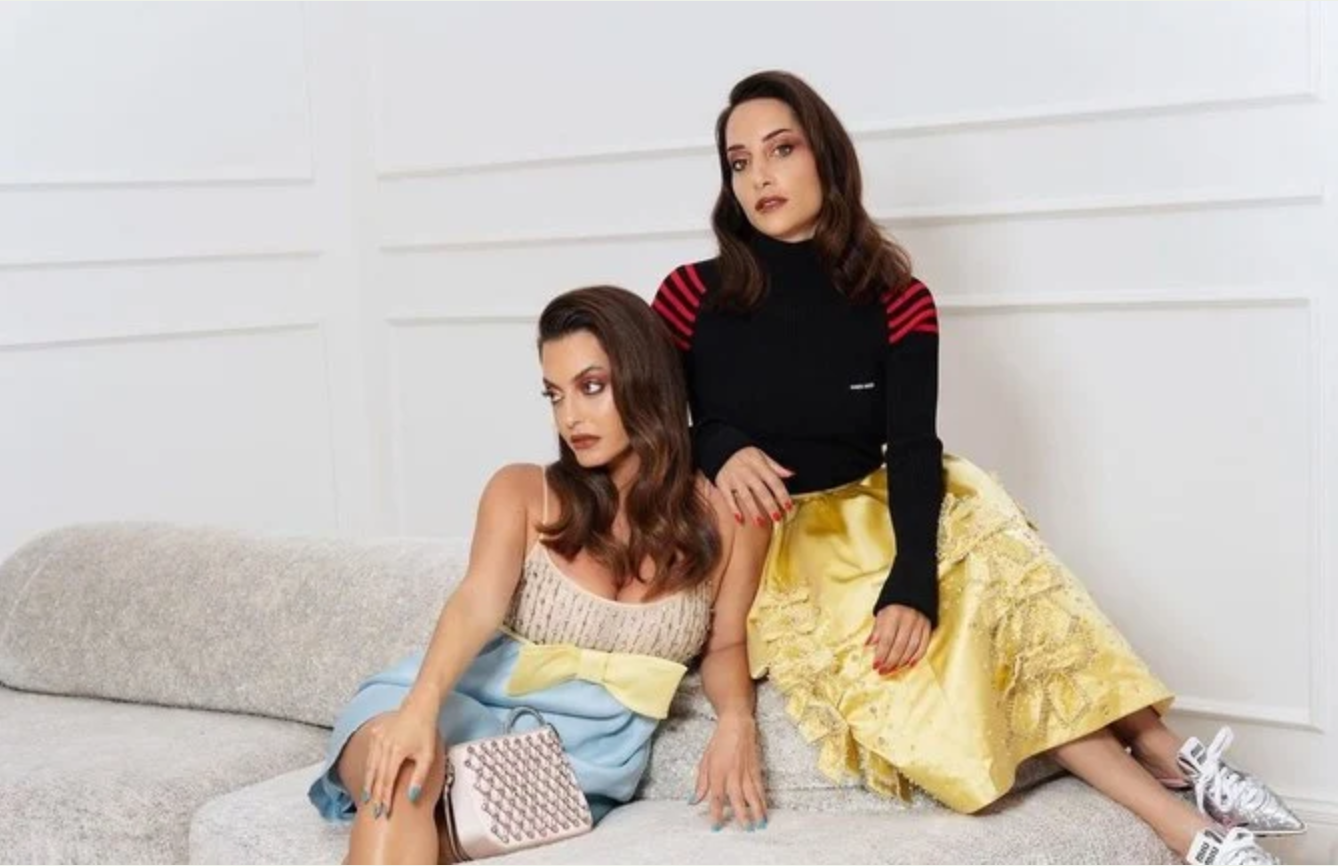 L'influenceuse libanaise Karen Wazen et sa sœur, Jessica Wazen, figuraient parmi les mannequins du défilé virtuel. (Instagram)