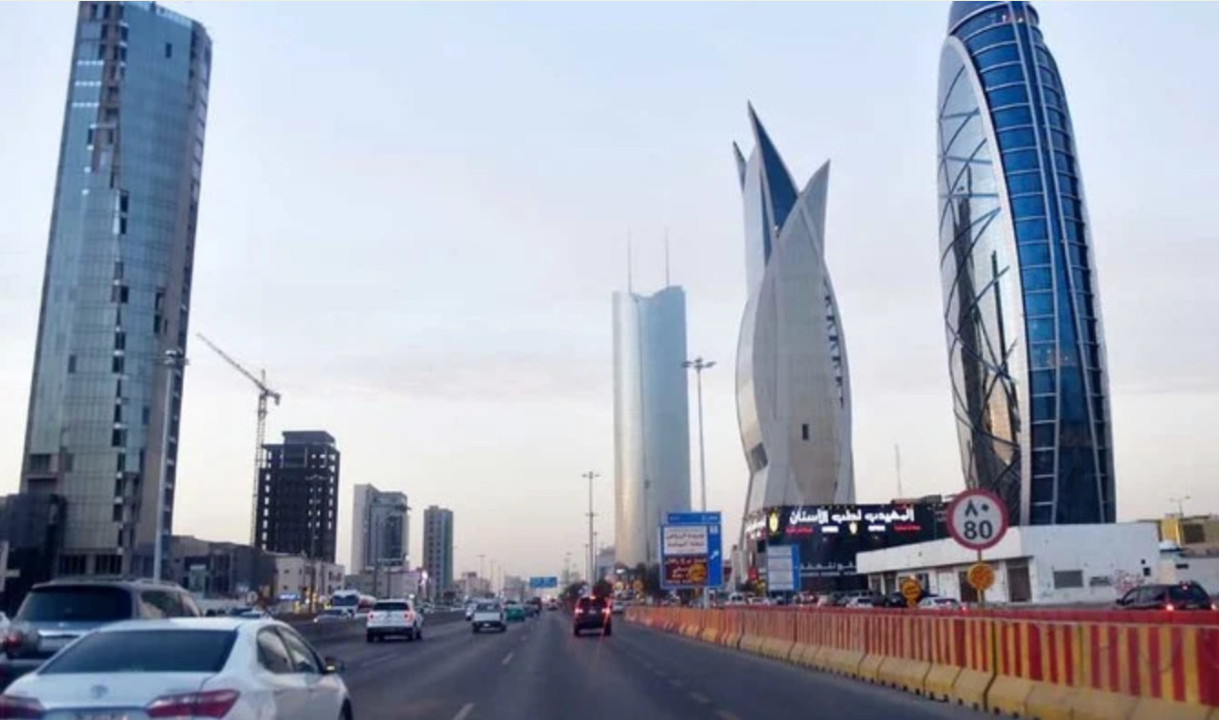 Une photo prise le 16 décembre 2020 montre des tours récemment construites à Riyad, la capitale saoudienne et principal centre financier. (AFP)