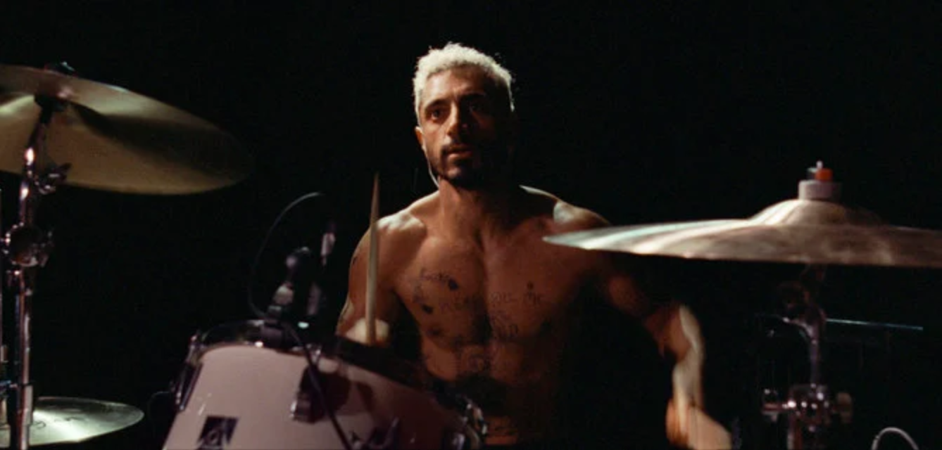 Dans le film Sound of Metal, Riz Ahmed incarne le rôle d'un batteur qui devient sourd. (AP)