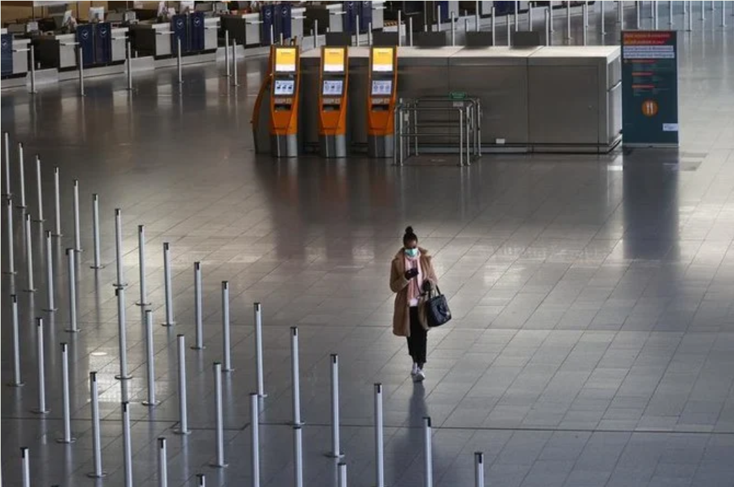 Un voyageur à l'aéroport de Francfort, en Allemagne, le 2 avril 2020. L'un des aspects positifs de la pandémie a été la forte baisse des émissions de CO2. (Reuters)