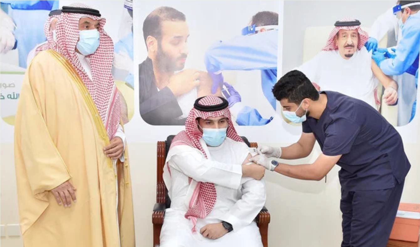 Le gouverneur de Najran, le prince Jalawi ben Abdelaziz ben Moussaed, initie une campagne de vaccination contre le coronavirus à destination des employés de la municipalité de la province. (SPA)