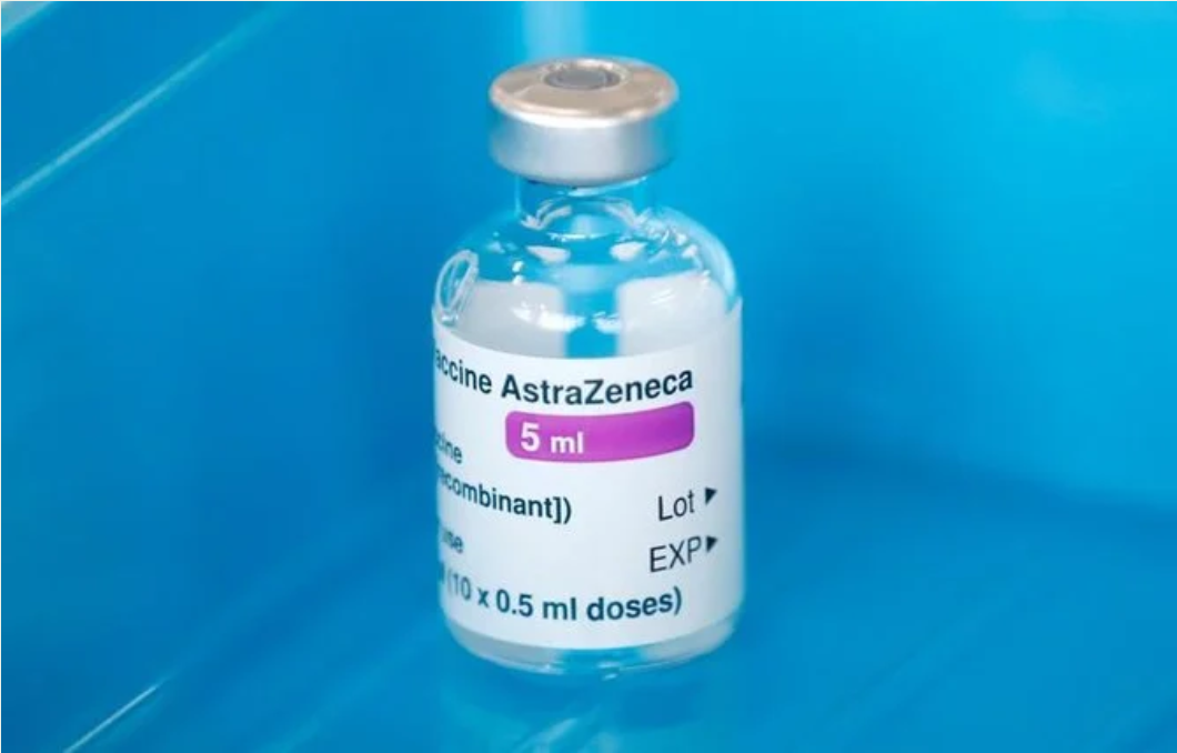 Un flacon du vaccin contre la Covid-19 d'Oxford-AstraZeneca à la caserne de pompiers de Basingstoke, en Grande-Bretagne, le 4 février 2021. (Reuters)