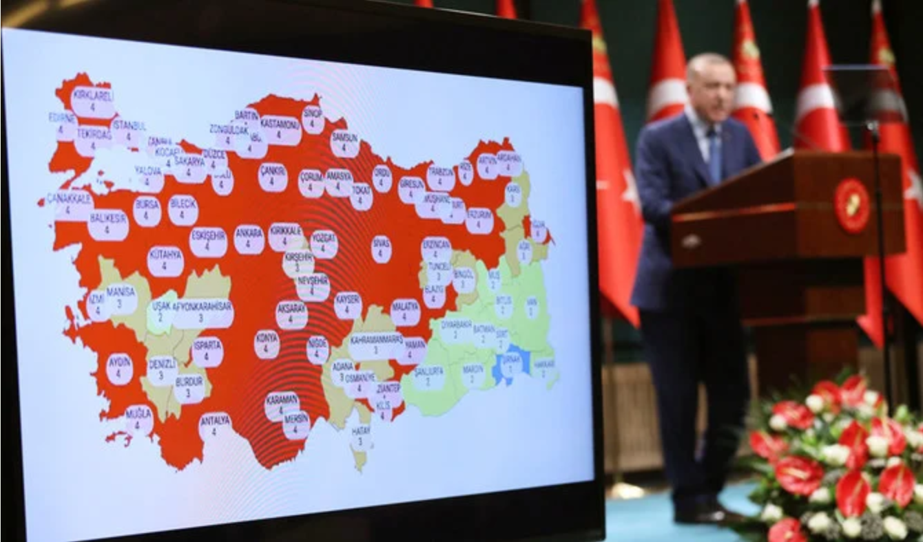 Le président turc, Recep Tayyip Erdogan, tient une conférence de presse après une réunion du Cabinet, à Ankara. (AFP)
