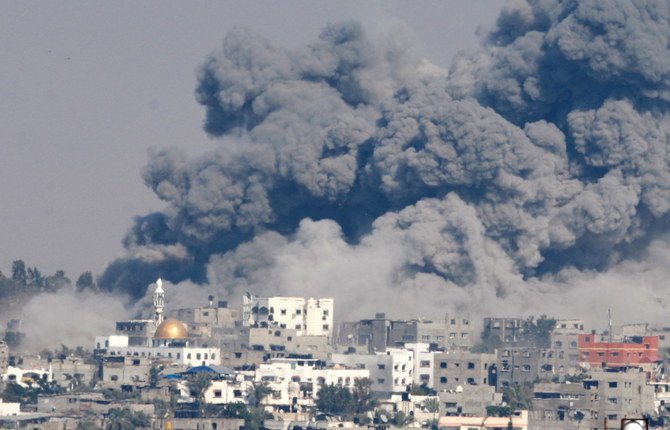 Un gigantesque nuage de fumée à la suite de ce que les témoins ont affirmé être des frappes aériennes israéliennes dans l'est de Gaza. (Reuters)