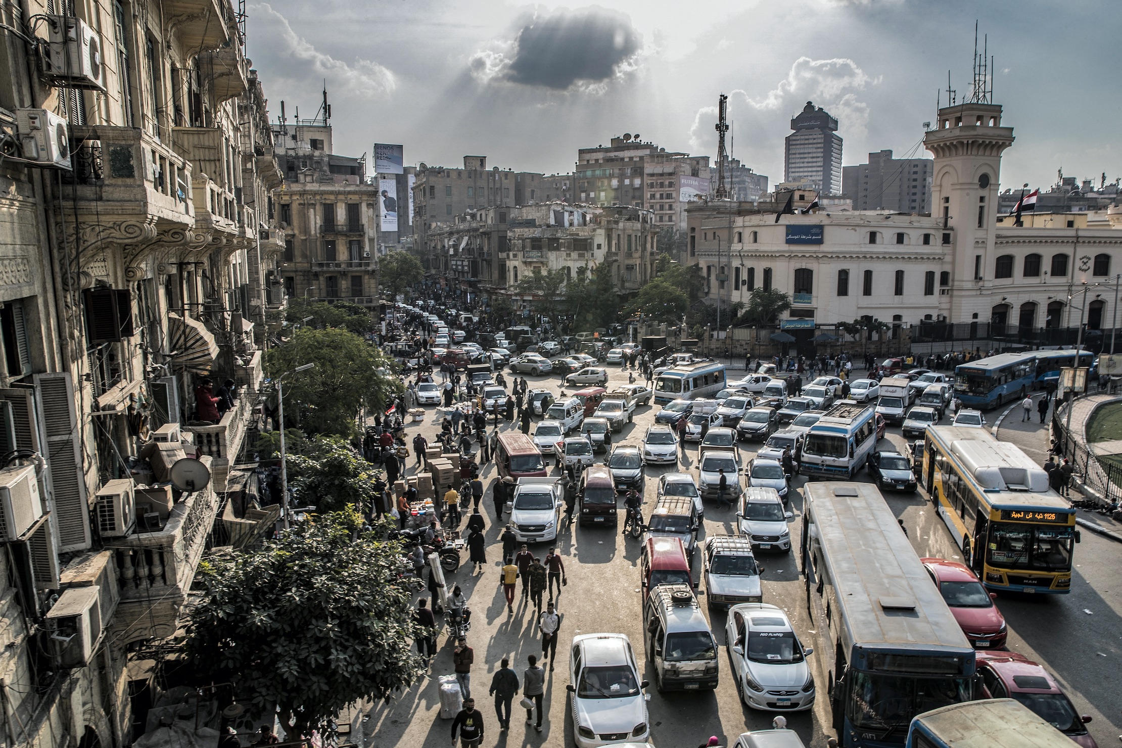 Dans le Caire embouteillé et fortement pollué, les startups recherchent des solutions technologiques pour résoudre les maux de tête de transport d'une mégapole en expansion déjà aux prises avec plus de 20 millions de personnes. Le Caire, la ville arabe la plus peuplée où vit un cinquième de tous les Égyptiens, est classée 30e au monde en termes de congestion, selon TomTom, le fabricant néerlandais de systèmes de navigation pour véhicules. Khaled DESOUKI / AFP