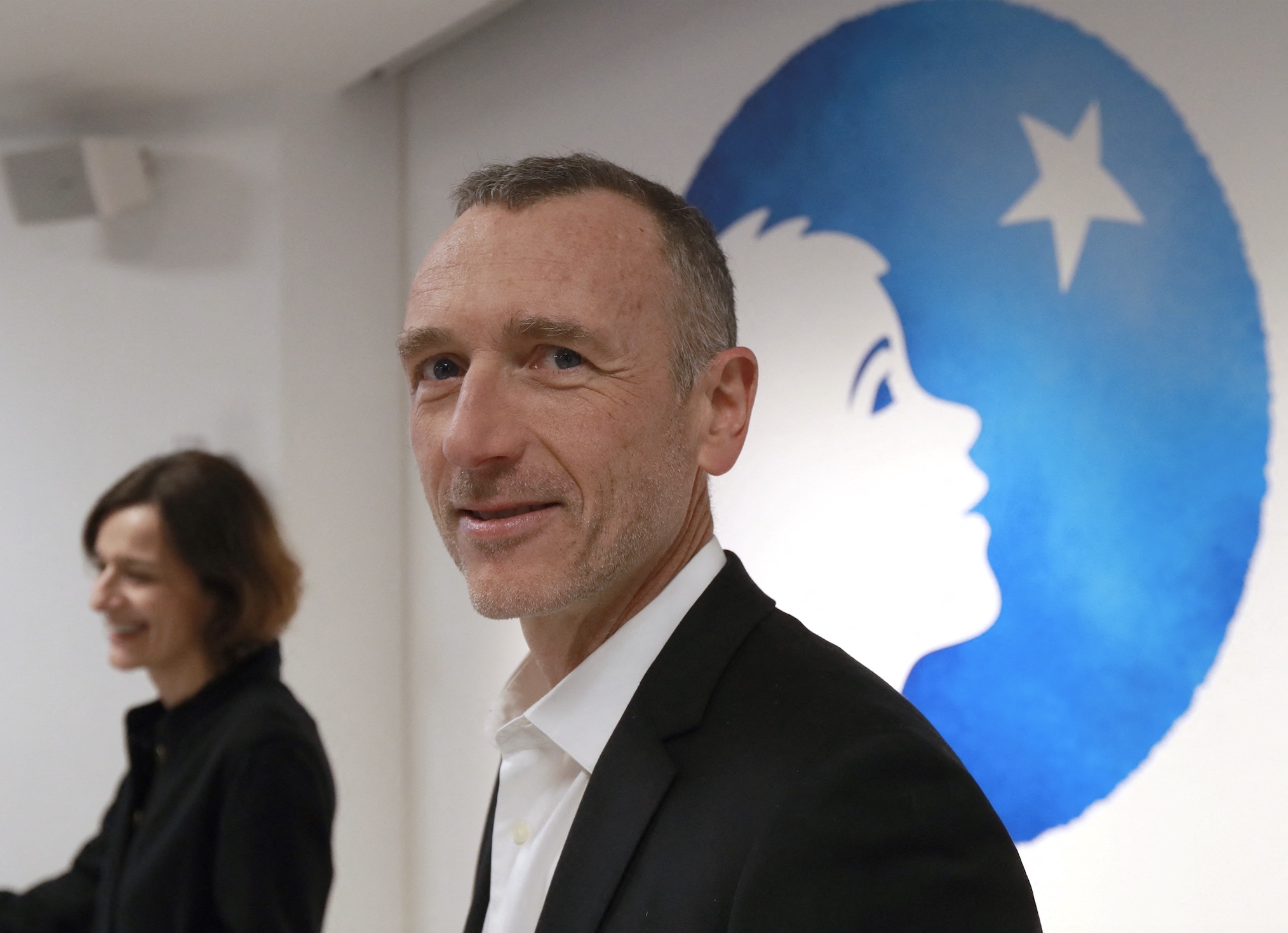 Le PDG de Danone Emmanuel Faber pose suite à la présentation des résultats annuels du groupe, le 19 février 2019 à Paris JACQUES DEMARTHON / AFP