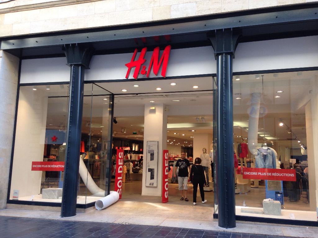Ouïghours: H&M, qui n'utilise plus de coton du Xinjiang, dans le viseur de la Chine