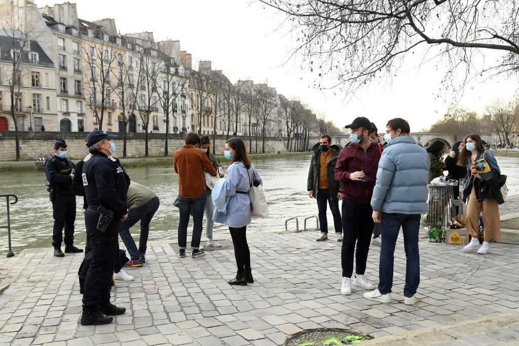 Covid: les quais de Seine bondés à Paris, la police les fait évacuer