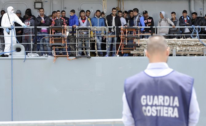 Des migrants attendent de débarquer du navire irlandais LÉ Eithne dans le port sicilien de Palerme. (Reuters)