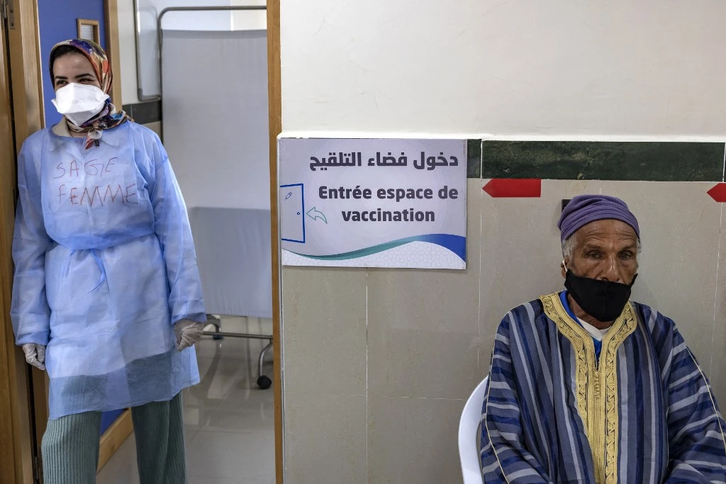 Un Marocain âgé attend son tour pour le vaccin dans un centre de vaccination de la ville de Salé le 12 février 2021. FADEL SENNA / AFP