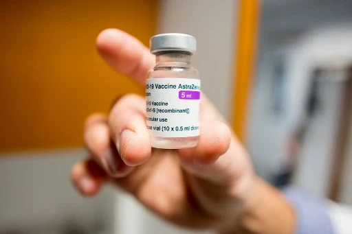 Covid-19: l'utilisation du vaccin AstraZeneca étendue aux «65-75 ans» avec «comorbidités»