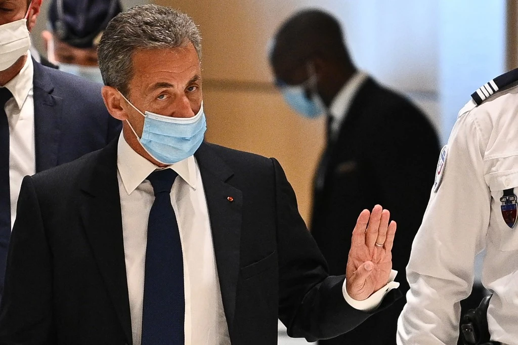 L'ancien président Nicolas Sarkozy arrive au tribunal pour écouter le verdict du procès. (AFP).