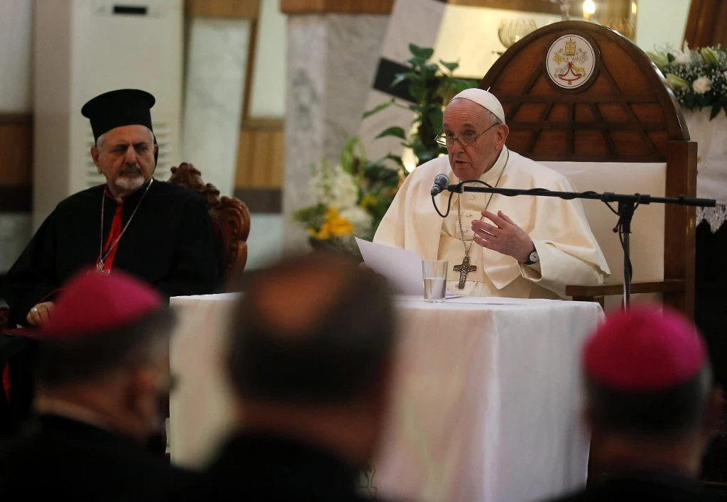 Le pape François prononce un sermon à la cathédrale syro-catholique de Notre-Dame du Secours perpétuel dans la capitale Bagdad au début de la toute première visite papale en Irak le 5 mars 2021.