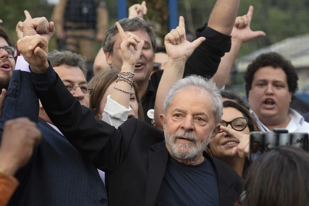 Blanchi par la Cour suprême, Lula devient éligible à la présidentielle de 2022
