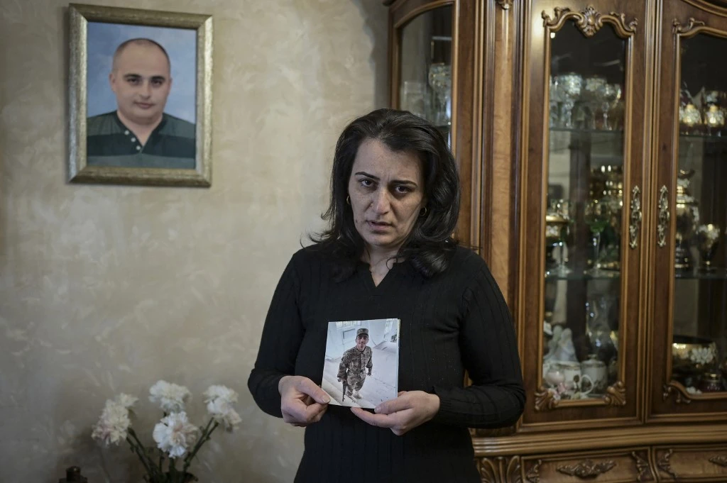 Rouzanna Vartanian, 40 ans, tient une photo de son fils Sarkis, 18 ans, un soldat arménien porté disparu lors de la guerre de l’année dernière avec l’Azerbaïdjan dans la région du Haut-Karabakh. ARIS MESSINIS / AFP