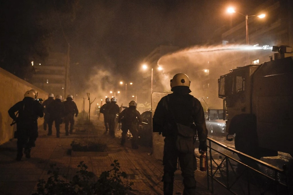 Heurts entre manifestants et forces de l'ordre à Athènes: trois policiers blessés