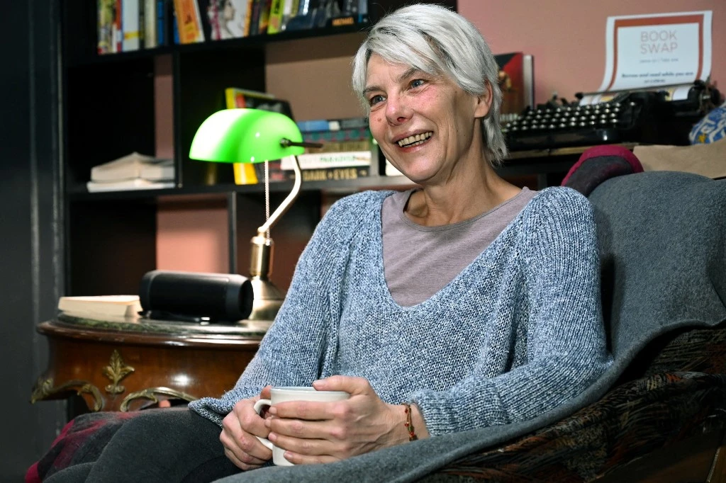 Candy Treft, une Américaine de 51 ans, gère désormais un espace de coworking et de co-living pour travailleurs étrangers à distance à Tbilissi, le 16 février 2021. Vano SHLAMOV / AFP