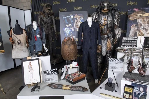 Le costume de Scarface et la baguette d'Harry Potter aux enchères