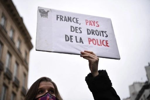 «Sécurité globale» : des centaines de personnes réunies devant le Sénat