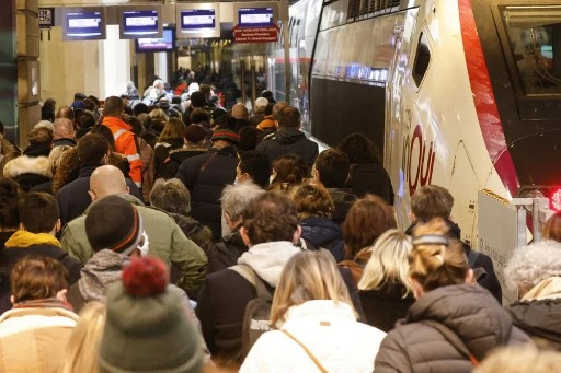 La France tente un vrai-faux confinement