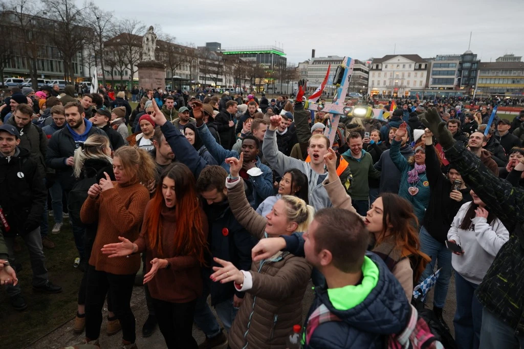 Covid-19: hausse des contaminations, l'allègement des restrictions s'éloigne en Allemagne