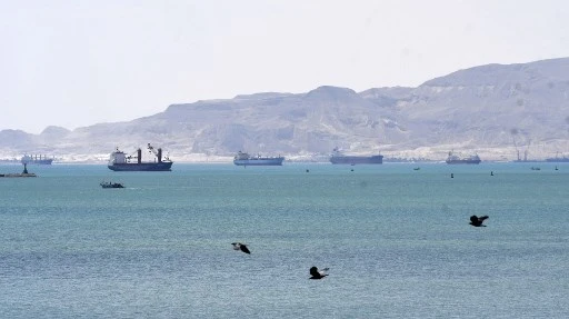 Des meubles, des moutons et du pétrole: 369 navires bloqués près du Canal de Suez