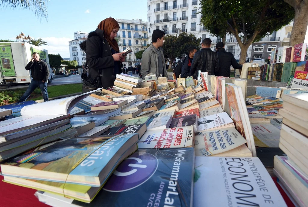Un étal de livres dans une rue de la capitale algérienne, Alger, le 16 février 2015. AFP PHOTO / FAROUK BATICHE