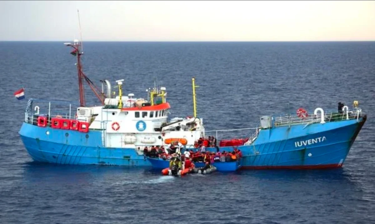 Des migrants sont secourus par le navire Iuventa de l’ONG allemande Jugend Rettet en mer Méditerranée au large de la Libye, le 18 juin 2017. (Reuters)