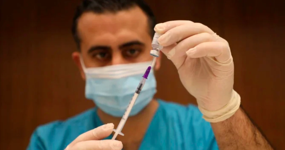 Un juge a ordonné au ministère libanais de la Santé de vacciner un homme de 80 ans contre le COVID-19 après avoir constaté que des membres du Parlement avaient reçu le vaccin en priorité sans raison valable. (Reuters)