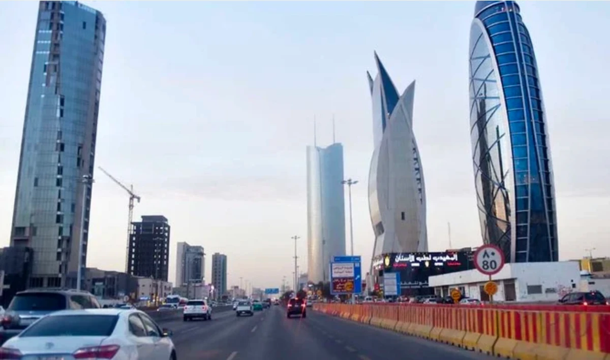 Une photo prise le 16 décembre 2020 montre des tours récemment construites à Riyad, la capitale saoudienne et principal centre financier. (AFP)