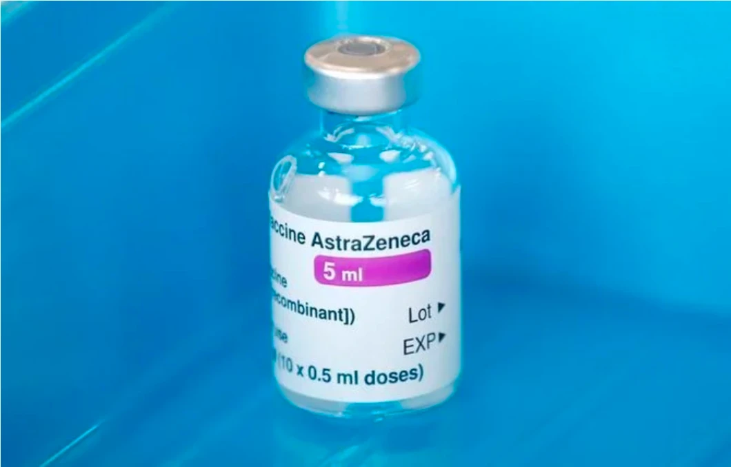 Un flacon du vaccin contre la Covid-19 d'Oxford-AstraZeneca à la caserne de pompiers de Basingstoke, en Grande-Bretagne, le 4 février 2021. (Reuters)