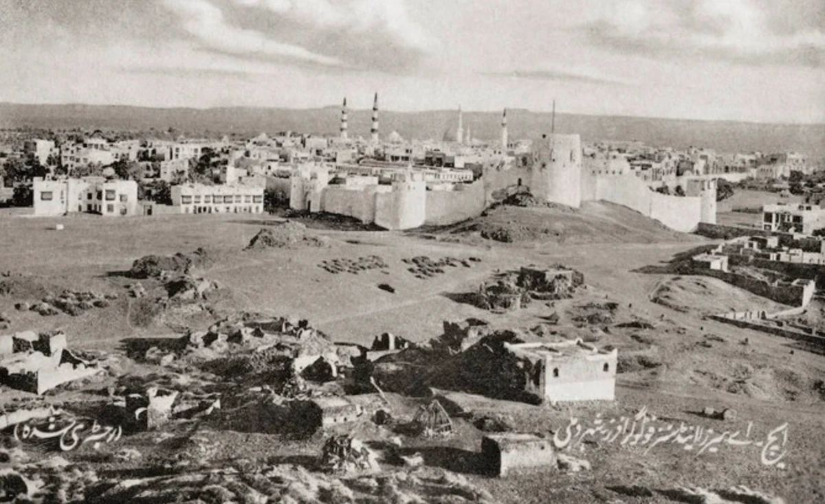Médine, en Arabie saoudite, vers 1915, alors qu'elle faisait partie de l'Empire ottoman. Cette photographie est tirée de l’ouvrage Heroes of Modern Adventure, publié en 1927. (Getty Images/Universal History Archive/Universal Images Group)