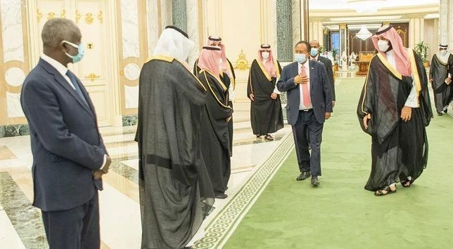 Le prince héritier reçoit le premier ministre du Soudan à Riyad