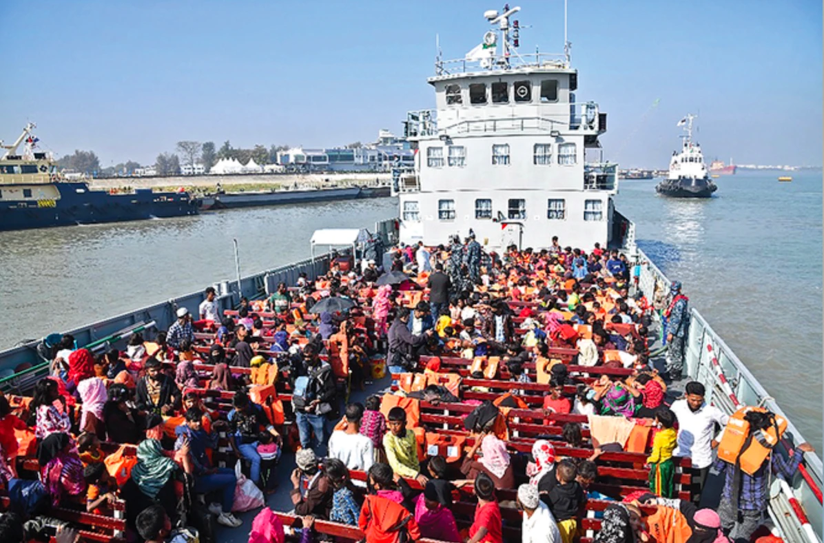 Des réfugiés rohingyas sont assis sur un navire de la marine bangladaise à Chittagong alors qu'ils sont transférés sur l'île inondée de Bhasan Char, dans le golfe du Bengale, le 29 décembre. (Archive/AFP)