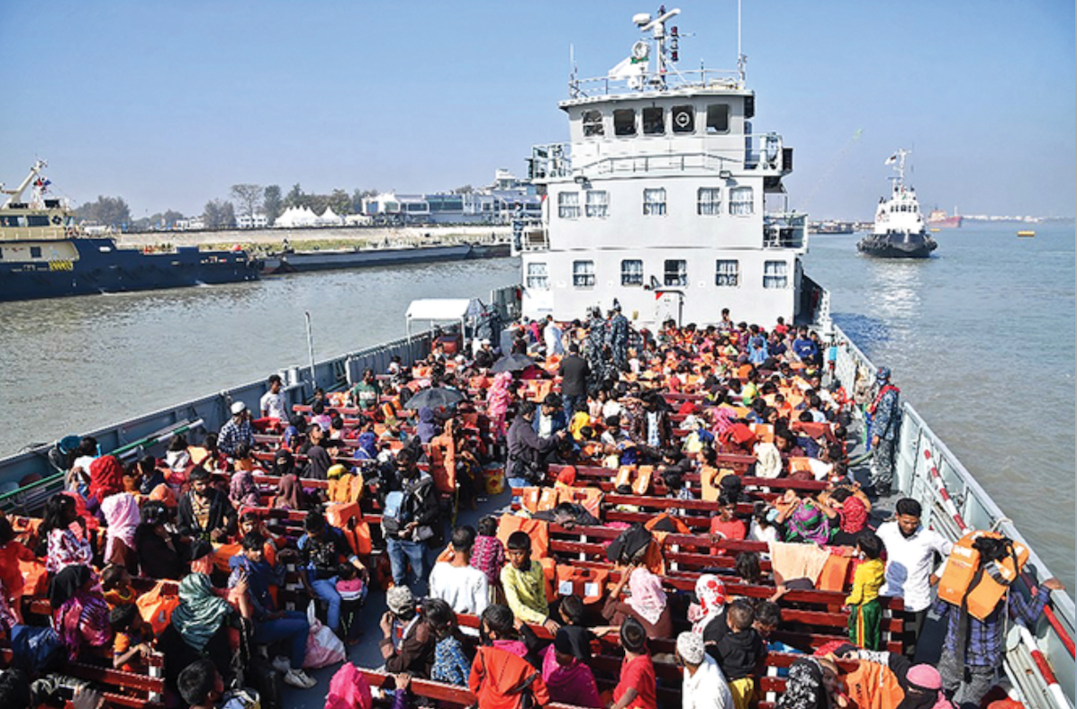 Des réfugiés rohingyas sont assis sur un navire de la marine bangladaise à Chittagong alors qu'ils sont transférés sur l'île inondée de Bhasan Char, dans le golfe du Bengale, le 29 décembre. (Archive/AFP)