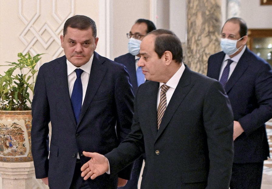 Une photo publiée par la présidence égyptienne le 18 février 2021 montre le président égyptien Abdel Fattah al-Sissi (C) rencontrant le Premier ministre par intérim de la Libye Abdul Hamid Dbeibah (à gauche) au palais présidentiel d'Ittihadia au Caire. EGYPTIAN PRESIDENCY / AFP