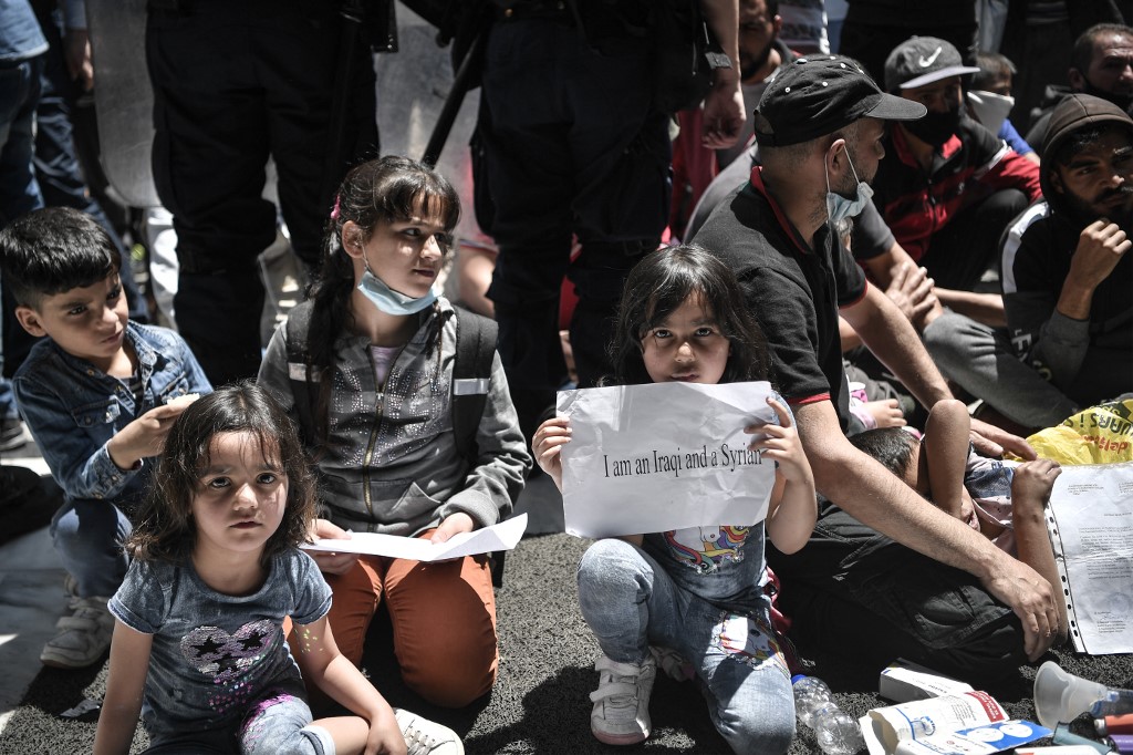 Des familles de réfugiés manifestent devant les bureaux du HCR à Athènes, en Grèce. Photo d'illustration LOUISA GOULIAMAKI / AFP